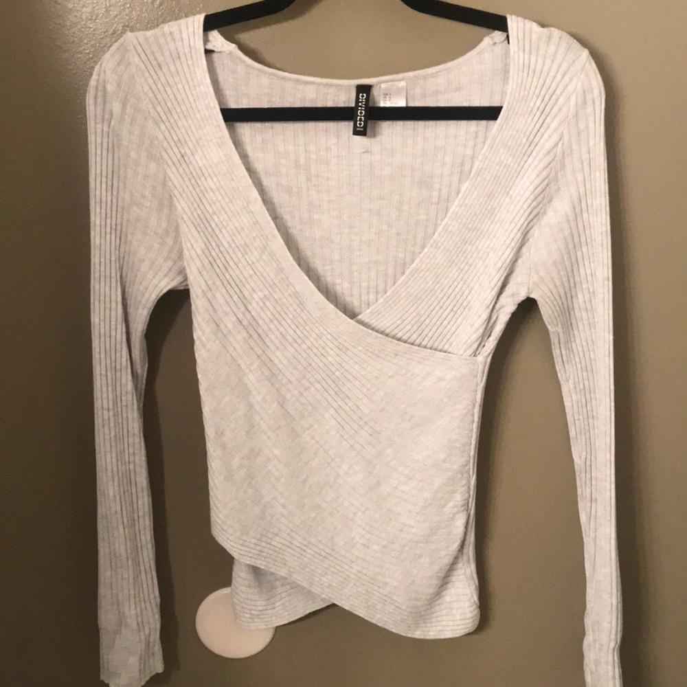 H&M small gray sweater v-neck